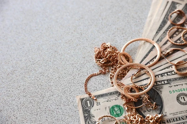 Bir sürü pahalı altın mücevher yüzük, küpe ve içinde fotokopi alanı olan Amerikan dolarları olan kolyeler. Rehinci ya da kuyumcu konsepti.