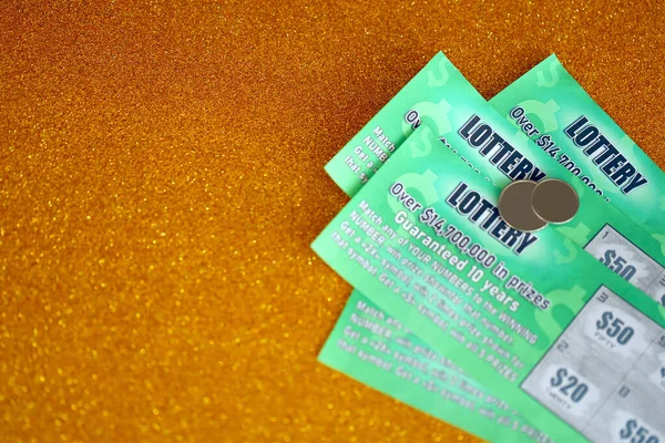 Yeşil piyango kazı kazan kartlarını kapat. Çoğu sahte piyango bileti kullandı ve kumar sonuçları çıktı. Kumar bağımlılığı konsepti.