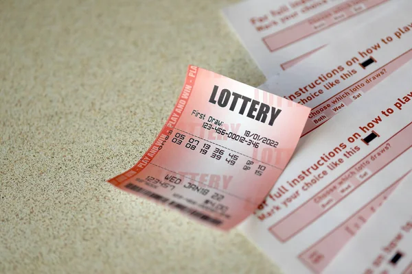 Kırmızı piyango bileti pembe kumar kağıtlarında piyango oynamak için numaralar yazılı. Piyango konsepti ya da kumar bağımlılığı. Fotoğrafı kapat.