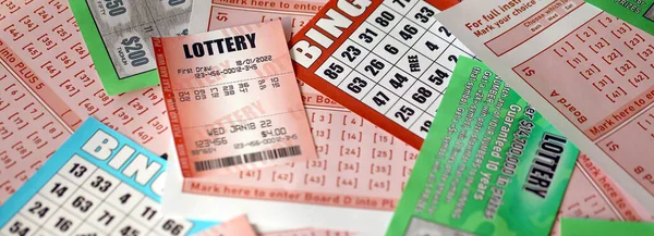 Birçok kullanılmış piyango bileti, rakamlı faturalar ve tombala tahtaları. Kumar ve piyango kağıtları kapanıyor.