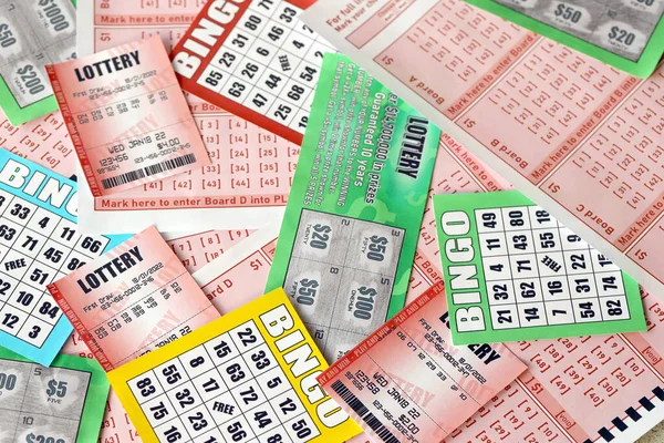 Vue Rapprochée Des Cartes à Gratter De Loterie Verte. Beaucoup Ont