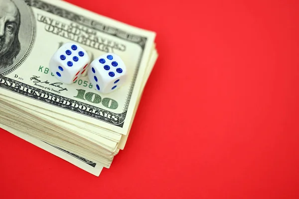 ギャンブルの概念 6と6の数字を示す上にアメリカの100ドル紙幣と2つの白いサイコロを閉じてください — ストック写真