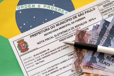 TERNOPIL, UKRAINE - 20 Mayıs 2022: Hizmet kopyası için Brasilian elektronik faturası - NFSe Nota mali eletronica de servicos Sao Paulo belediye binasından, Ekonomi belediye sekreteri