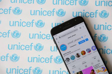 TERNOPIL, UKRAINE - 2 Mayıs 2022: UNICEF Instagram hesabı akıllı telefon ekranında - Gelişmekte olan ülkelerdeki çocuklara insani ve gelişimsel yardım sağlayan Birleşmiş Milletler programı