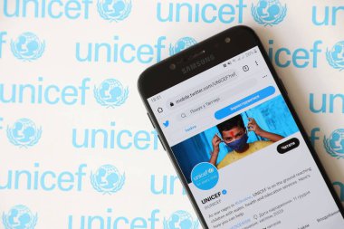 TERNOPIL, UKRAINE - 2 Mayıs 2022: UNICEF twitter hesabı akıllı telefon ekranında - Gelişmekte olan ülkelerdeki çocuklara insani ve gelişimsel yardım sağlayan Birleşmiş Milletler programı