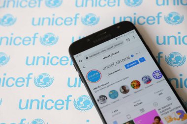 TERNOPIL, UKRAINE - 2 Mayıs 2022: UNICEF Instagram hesabı akıllı telefon ekranında - Gelişmekte olan ülkelerdeki çocuklara insani ve gelişimsel yardım sağlayan Birleşmiş Milletler programı