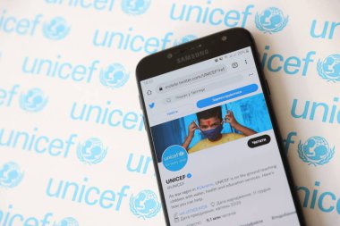 TERNOPIL, UKRAINE - 2 Mayıs 2022: UNICEF twitter hesabı akıllı telefon ekranında - Gelişmekte olan ülkelerdeki çocuklara insani ve gelişimsel yardım sağlayan Birleşmiş Milletler programı