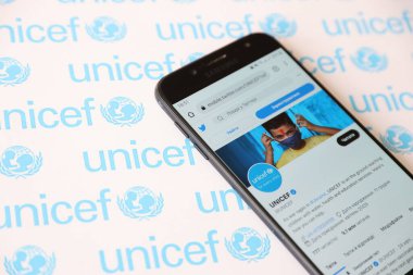 TERNOPIL, UKRAINE - 2 Mayıs 2022: UNICEF twitter hesabı akıllı telefon ekranında - Gelişmekte olan ülkelerdeki çocuklara insani ve gelişimsel yardım sağlayan Birleşmiş Milletler programı