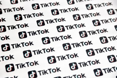 TERNOPİL, UKRAINE - 2 Mayıs 2022: Birçok TikTok logosu kağıda basıldı. Tiktok veya Douyin, ByteDance Ltd. 'nin sahibi olduğu Çin yapımı kısa formatlı video sunucu servisidir.