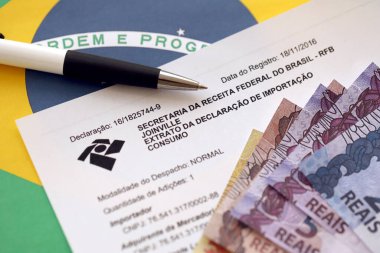 TERNOPIL, UKRAINE - 20 Mayıs 2022: Receita Federal logolu tüketim ithalat bildirgesinden Brasilian özütü. Orijinal Portekizce 'de Extrato da indicacao de importacao consumo