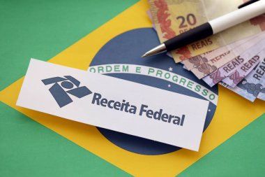 TERNOPİL, UKRAINE - 20 Mayıs 2022 Brezilya Federal logosu kağıda basıldı. Receita Federal, Brezilya Federal Gelir Kurumu ve Ekonomi Bakanlığı sekreteridir.