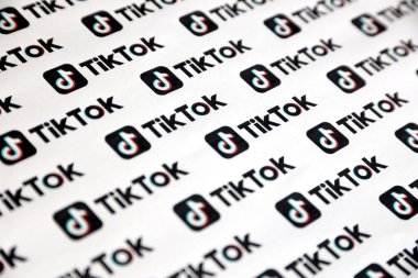 TERNOPİL, UKRAINE - 2 Mayıs 2022: Birçok TikTok logosu kağıda basıldı. Tiktok veya Douyin, ByteDance Ltd. 'nin sahibi olduğu Çin yapımı kısa formatlı video sunucu servisidir.