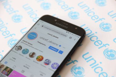 TERNOPIL, UKRAINE - 2 Mayıs 2022: UNICEF Instagram hesabı akıllı telefon ekranında - Gelişmekte olan ülkelerdeki çocuklara insani ve gelişimsel yardım sağlayan Birleşmiş Milletler programı