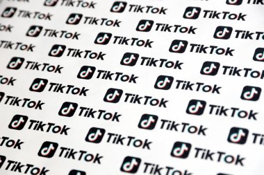 TERNOPİL, UKRAINE - 2 Mayıs 2022: Birçok TikTok logosu kağıda basıldı. Tiktok veya Douyin, ByteDance Ltd. 'nin sahibi olduğu Çin yapımı kısa formatlı video sunucu servisidir.