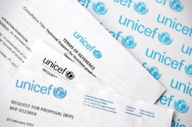 TERNOPIL, UKRAINE - 2 Mayıs 2022: Gelişmekte olan ülkelerdeki çocuklara insani ve kalkınma yardımı sağlayan Birleşmiş Milletler programının sunulması talebi