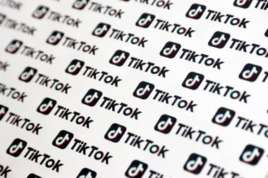 TERNOPİL, UKRAINE - 2 Mayıs 2022: Birçok TikTok logosu kağıda basıldı. Tiktok veya Douyin, ByteDance Ltd. 'nin sahibi olduğu Çin yapımı kısa formatlı video sunucu servisidir.
