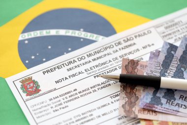 TERNOPIL, UKRAINE - 20 Mayıs 2022: Hizmet kopyası için Brasilian elektronik faturası - NFSe Nota mali eletronica de servicos Sao Paulo belediye binasından, Ekonomi belediye sekreteri