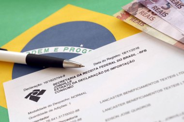 TERNOPIL, UKRAINE - 20 Mayıs 2022: Receita Federal logolu tüketim ithalat bildirgesinden Brasilian özütü. Orijinal Portekizce 'de Extrato da indicacao de importacao consumo