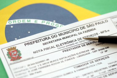 TERNOPIL, UKRAINE - 20 Mayıs 2022: Hizmet kopyası için Brasilian elektronik faturası - NFSe Nota mali eletronica de servicos Sao Paulo belediye binasından, Ekonomi belediye sekreteri