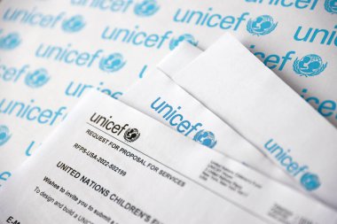 TERNOPIL, UKRAINE - 2 Mayıs 2022: Gelişmekte olan ülkelerdeki çocuklara insani ve kalkınma yardımı sağlayan Birleşmiş Milletler programının sunulması talebi