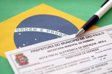 TERNOPIL, UKRAINE - 20 Mayıs 2022: Hizmet kopyası için Brasilian elektronik faturası - NFSe Nota mali eletronica de servicos Sao Paulo belediye binasından, Ekonomi belediye sekreteri
