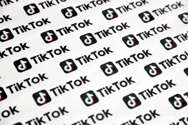 TERNOPİL, UKRAINE - 2 Mayıs 2022: Birçok TikTok logosu kağıda basıldı. Tiktok veya Douyin, ByteDance Ltd. 'nin sahibi olduğu Çin yapımı kısa formatlı video sunucu servisidir.