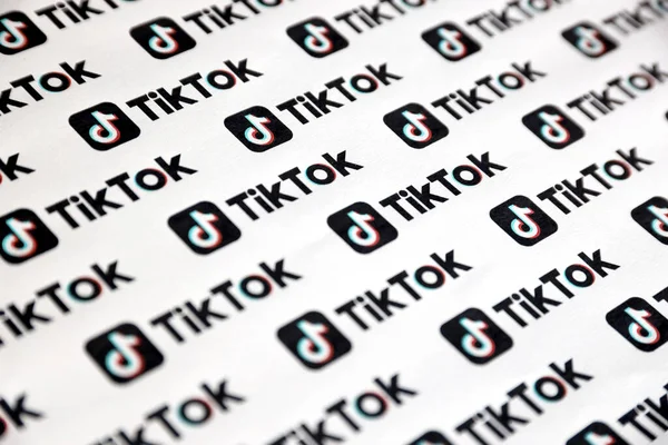 TERNOPİL, UKRAINE - 2 Mayıs 2022: Birçok TikTok logosu kağıda basıldı. Tiktok veya Douyin, ByteDance Ltd. 'nin sahibi olduğu Çin yapımı kısa formatlı video sunucu servisidir.