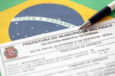 TERNOPIL, UKRAINE - 20 Mayıs 2022: Hizmet kopyası için Brasilian elektronik faturası - NFSe Nota mali eletronica de servicos Sao Paulo belediye binasından, Ekonomi belediye sekreteri