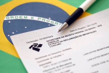 TERNOPIL, UKRAINE - 20 Mayıs 2022: Receita Federal logolu tüketim ithalat bildirgesinden Brasilian özütü. Orijinal Portekizce 'de Extrato da indicacao de importacao consumo