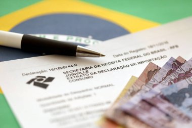 TERNOPIL, UKRAINE - 20 Mayıs 2022: Receita Federal logolu tüketim ithalat bildirgesinden Brasilian özütü. Orijinal Portekizce 'de Extrato da indicacao de importacao consumo