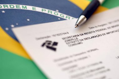 TERNOPIL, UKRAINE - 20 Mayıs 2022: Receita Federal logolu tüketim ithalat bildirgesinden Brasilian özütü. Orijinal Portekizce 'de Extrato da indicacao de importacao consumo