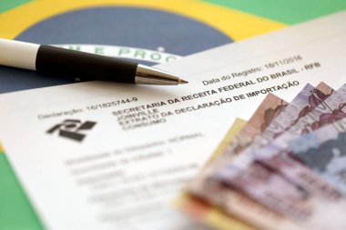 TERNOPIL, UKRAINE - 20 Mayıs 2022: Receita Federal logolu tüketim ithalat bildirgesinden Brasilian özütü. Orijinal Portekizce 'de Extrato da indicacao de importacao consumo