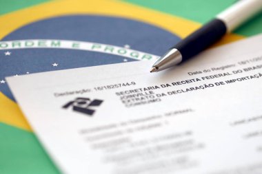 TERNOPIL, UKRAINE - 20 Mayıs 2022: Receita Federal logolu tüketim ithalat bildirgesinden Brasilian özütü. Orijinal Portekizce 'de Extrato da indicacao de importacao consumo
