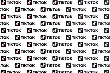 TERNOPİL, UKRAINE - 2 Mayıs 2022: Birçok TikTok logosu kağıda basıldı. Tiktok veya Douyin, ByteDance Ltd. 'nin sahibi olduğu Çin yapımı kısa formatlı video sunucu servisidir.