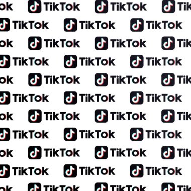 TERNOPİL, UKRAINE - 2 Mayıs 2022: Birçok TikTok logosu kağıda basıldı. Tiktok veya Douyin, ByteDance Ltd. 'nin sahibi olduğu Çin yapımı kısa formatlı video sunucu servisidir.