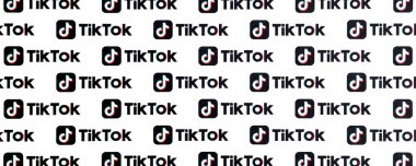 TERNOPİL, UKRAINE - 2 Mayıs 2022: Birçok TikTok logosu kağıda basıldı. Tiktok veya Douyin, ByteDance Ltd. 'nin sahibi olduğu Çin yapımı kısa formatlı video sunucu servisidir.