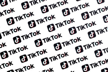 TERNOPİL, UKRAINE - 2 Mayıs 2022: Birçok TikTok logosu kağıda basıldı. Tiktok veya Douyin, ByteDance Ltd. 'nin sahibi olduğu Çin yapımı kısa formatlı video sunucu servisidir.