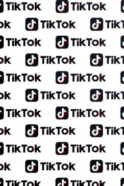 TERNOPİL, UKRAINE - 2 Mayıs 2022: Birçok TikTok logosu kağıda basıldı. Tiktok veya Douyin, ByteDance Ltd. 'nin sahibi olduğu Çin yapımı kısa formatlı video sunucu servisidir.