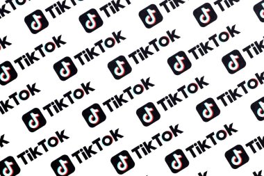 TERNOPİL, UKRAINE - 2 Mayıs 2022: Birçok TikTok logosu kağıda basıldı. Tiktok veya Douyin, ByteDance Ltd. 'nin sahibi olduğu Çin yapımı kısa formatlı video sunucu servisidir.