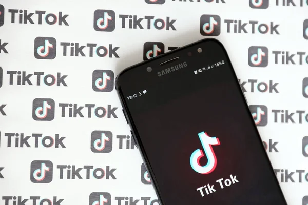 Тернопил Украина Января 2022 Года Приложение Смартфона Tik Tok Экране — стоковое фото