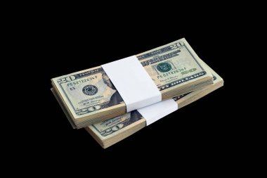 Siyaha izole edilmiş bir deste Amerikan doları. Tasarım objesi olarak mükemmel siyah arkaplan üzerinde yüksek çözünürlüklü Amerikan parası paketi