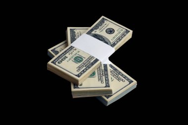 Siyaha izole edilmiş bir deste Amerikan doları. Tasarım objesi olarak mükemmel siyah arkaplan üzerinde yüksek çözünürlüklü Amerikan parası paketi