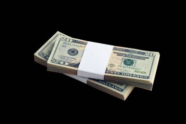 Siyaha izole edilmiş bir deste Amerikan doları. Tasarım objesi olarak mükemmel siyah arkaplan üzerinde yüksek çözünürlüklü Amerikan parası paketi