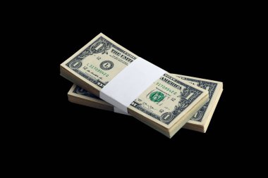 Siyaha izole edilmiş bir deste Amerikan doları. Tasarım objesi olarak mükemmel siyah arkaplan üzerinde yüksek çözünürlüklü Amerikan parası paketi