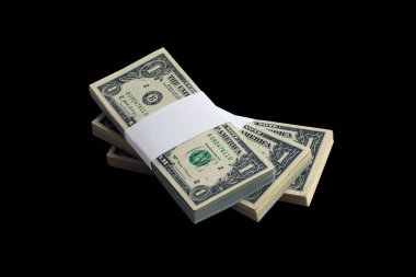 Siyaha izole edilmiş bir deste Amerikan doları. Tasarım objesi olarak mükemmel siyah arkaplan üzerinde yüksek çözünürlüklü Amerikan parası paketi