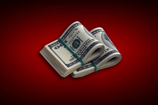 深紅の背景に米ドル紙幣の束 パックのアメリカのお金ともに高い解像度の上にダークレッド背景とともにダークヴィネット — ストック写真