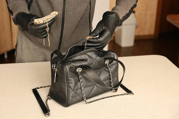 Ladrón Traje Negro Guantes Ven Bolsa Abierta Mujeres Robadas Ladrón — Foto de Stock