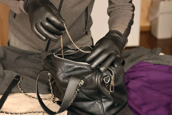 Ladrón Traje Negro Guantes Ven Bolsa Abierta Mujeres Robadas Ladrón —  Fotos de Stock