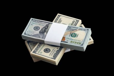 Siyaha izole edilmiş bir deste Amerikan doları. Tasarım objesi olarak mükemmel siyah arkaplan üzerinde yüksek çözünürlüklü Amerikan parası paketi