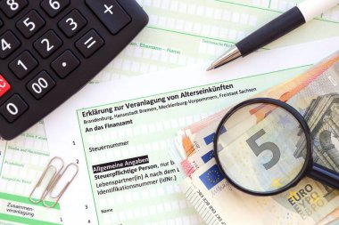 Almanya 'nın emeklilik geliri değerlendirmesi ile ilgili açıklaması, hesap makinesi ve Avrupa parası ile yakın plan. Vergilendirme ve muhasebeci evrakları Almanya ve Avrupa